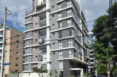 Cobertura decorada e mobiliada no ahú — vista deslumbrante e alto padrão em cada detalhe.