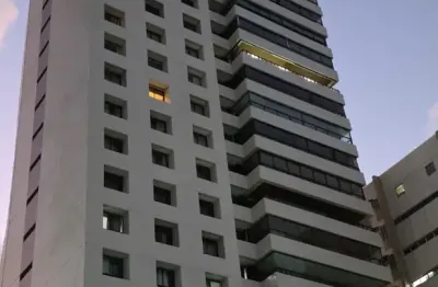 Beira mar de luxo. 4 quartos sendo 3 suítes com 4 vagas de estacionamento.