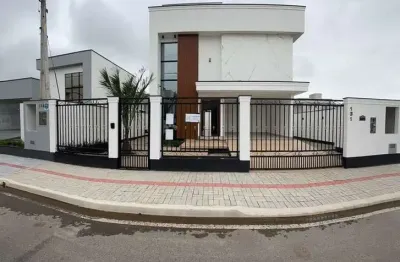 Casa de alto padrão com piscina e 3 suítes no loteamento dom geraldo - tijucas