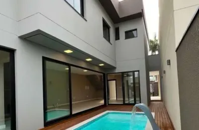 Sobrado de alto padrão com 3 suítes e piscina no bosque da mata – tijucas