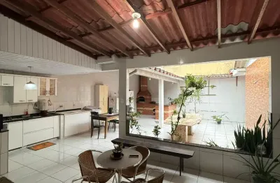Linda casa com 3 quartos sendo uma suíte , com área gourmet em serra dourada 1