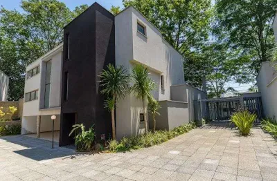 Casa em condomínio para venda com 4 quartos, sendo 4 suítes, 719m²