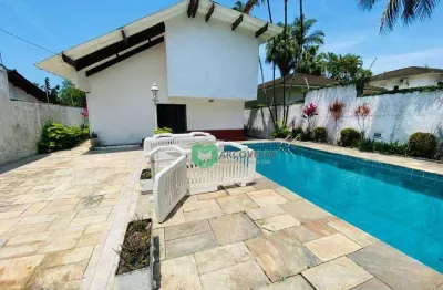 Casa na praia da enseada, guarujá. 500m da praia, com piscina e ar condicionado