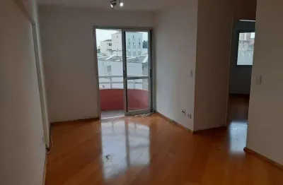 50 m2, armarios nos dois dormitórios, banheiro e cozinha com sacada.