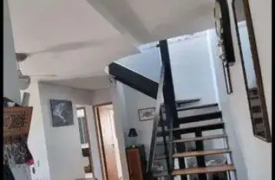 Cobertura duplex 3 dorms, sendo 1 suíte ampla com armários e terraço.