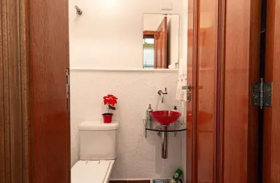 Sobrado novo de alto padrão, sustentável com aquecimento solar e nobre acabamento.