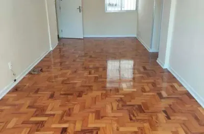 3 dorms, sendo que o 3º é reversivel. sala 2 ambientes, e 1 vaga, livre e demarcada.