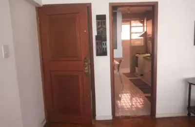 Apartamento espaçoso - mobiliado e esquipado, muito arejado e iluminado.