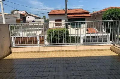Casa muito boa, rua calma, silenciosa, bom estado de conservação