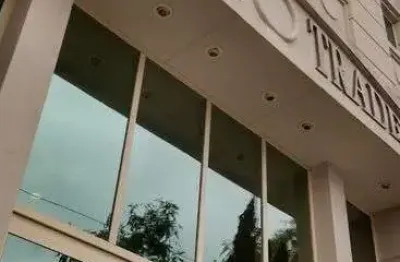 Possui ótima estrutura de entorno, com restaurantes, hotéis e serviços em geral.