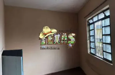 Casa sobreposta para locação em frente a praça dos professores