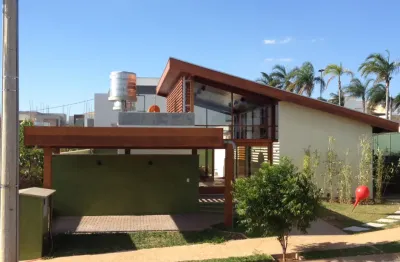 Uma residencia com projeto diferenciado, com muitos detalhes em madeira no melhor condominio de marília.