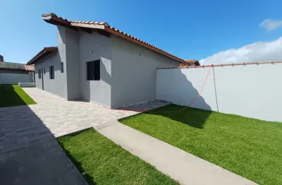 Casa geminada com espaço de isolada — bairro jamaica, itanhaém