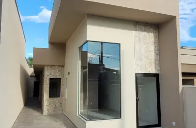 Casa belíssima , fino acabamento! próximo à praia, comércio e serra.