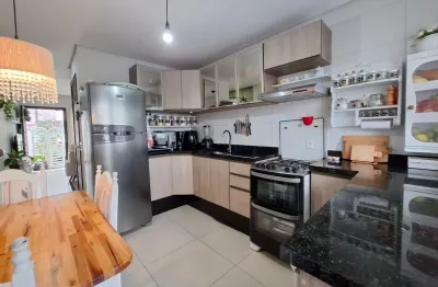 Sobrado com 2 quartos e ampla área externa, à venda em aventureiro, joinville.