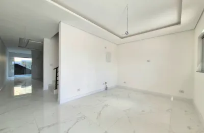 Sobrado Geminado Alto Padrão com 3 Dormitórios (1 Suíte), Terreno Amplo e Acabamento Moderno – João Costa, Joinville (SC)