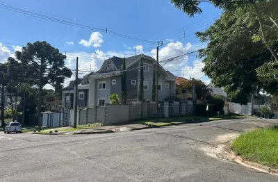 Casa mobiliada, com 3 suítes, escritório, garagem para 4 carros.