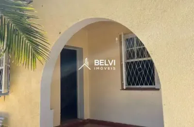 Casa 3 dormitórios com amplo pátio e 4 vagas no bairro Santa Teresa