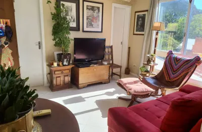 Apartamento com Otima orientação solar no bairro Cristal,  com 2 dormitórios, 1 banheiro, lavabo, cozinha /área de serviço e garagem.