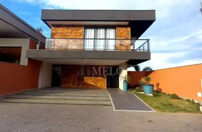 Belíssima Casa à Venda no Condomínio Portal do Sol por R$3.999.000,00 Porteira Fechada