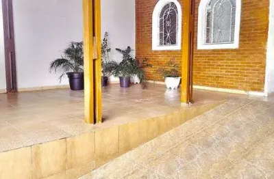 Casa para venda possui 140 metros quadrados com 5 quartos sendo 3 suítes.