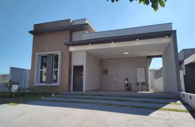 Linda casa térrea em condomínio. estamos colocando móveis planejados.