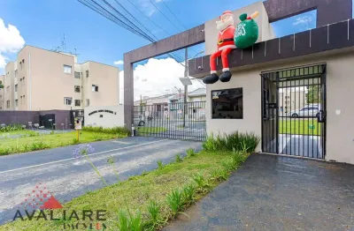 Residência em condomínio fechado com 03 vagas, no campo comprido.