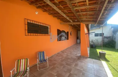 Imóvel aconchegante a 1.200 metros do mar, com área gourmet e ótimo espaço externo.