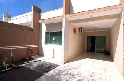 Excelente oportunidade de comprar um linda casa no jardim paris vi!
casa com espaço gourmet próximo a padarias, igrejas, mercados e posto de saúde.