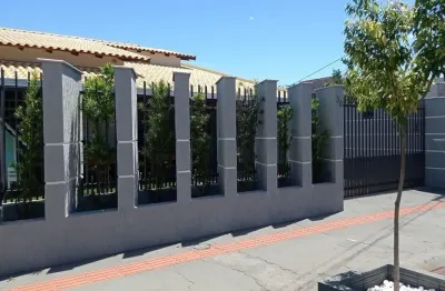 Casa ampla e térrea com 3 quartos, energia solar e área gourmet.