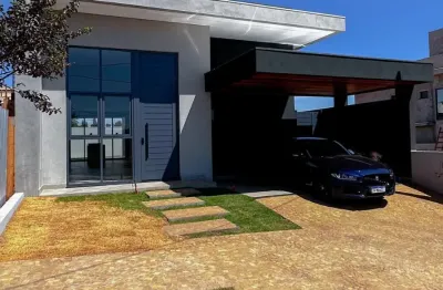 Casa térrea com 167m² de área útil, com 3 suítes, piscina, churrasqueira, à venda no condomínio quinta da mata 1