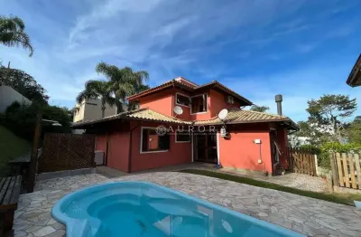 Bela casa com 4 dormitórios, sendo uma suíte, situada em condomínio fechado em área nobre da lagoa, perto do mar com acesso exclusivo à praia.