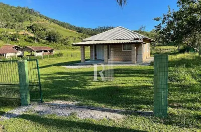 Casa no interior à venda semi mobiliada à 18 km da cidade, com  02 dormiórios, churrasqueira e ampl