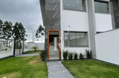 Excelente sobrado para venda com 2 suítes, vaga de garagem e amplo espaço no quintal com jardinagem