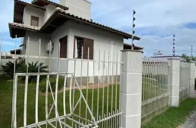 Casa de dois pisos com 03 dormitórios, semi-mobiliada e com alto padrão de acabamento, universitári
