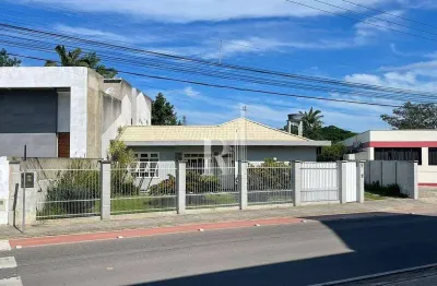 Casa para locação com suíte, quintal com área goumet e uma bela vista para o rio tijucas, centro, t