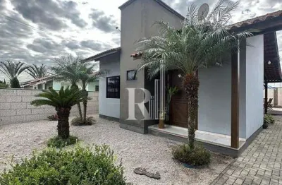 Belíssima casa à venda, piscina, espaço comercial compondo o imóvel, terreno plano e amplo. centro,