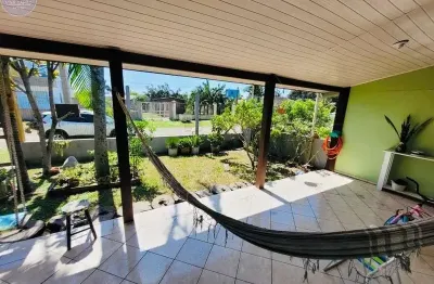 Casa pronta para morar - apenas 2 quadras do mar -terreno inteiro