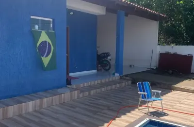 More bem: casa espaçosa,  arejada e muito bem localizada e de fácil acesso as mais belas praias do nosso litoral sul.