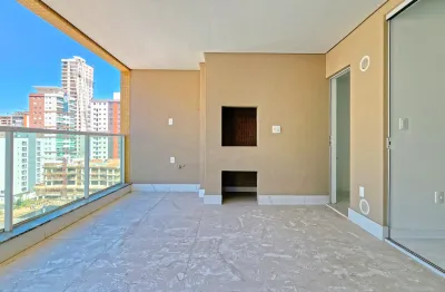 Apartamento novo com 3 suítes e meia praia, em processo de mobília e a poucos metros da praia.