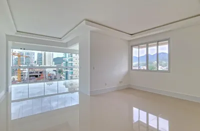 Apartamento com 3 suítes e 3 vagas no Centro de Itapema e a poucos metros da praia.