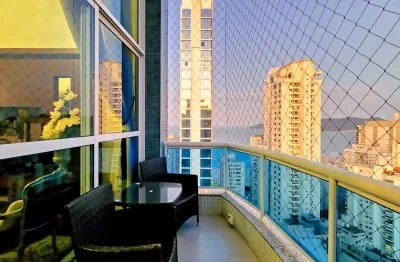 Apartamento mobiliado com pé direito duplo no edifício vermont, centro de balneário camboriú sc.