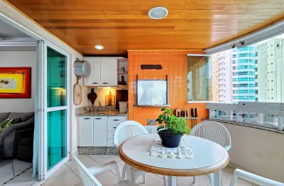 Apartamento mobiliado com 3 quartos sendo 1 suíte e 3 vagas privativas, no centro de balneário camboriú.