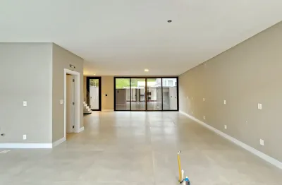 Sobrado duplex com 3 suítes, piscina, churrasqueira a carvão, situado no bairro da barra em balneário camboriú sc