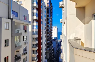 Apartamento em andar alto no edifício mary ellen, quadra mar, centro de balneário camboriú - sc.