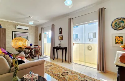 Apartamento em andar alto no Edifício Mary Ellen, quadra mar, Centro de Balneário Camboriú - SC.