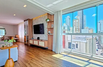Apartamento decorado com 3 quartos sendo 1 suíte e 2 vagas. Centro de Balneário Camboriú.