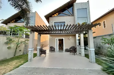 Casa duplex com 3 suítes, piscina, energia solar e 2 vagas no eusébio