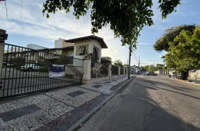Casa em condomínio com 200m2, 3 suítes, dependência, quintal e 3 vagas de garagem na cidade dos funcionários