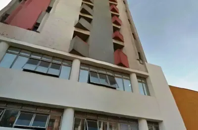 Ótima quitinete, no centro, 51,00 de área útil,  01 quarto  amplo c/ guarda roupas, banheiro c/ box,  cozinha estilo americana integrada c/ a sala c/ armário e  gabinete de pia. cortinas.